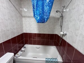 Shower, hair dryer, towels, soap - Galway CITY, 4 Double Bedrooms in Newcastle in Galway (Galway)