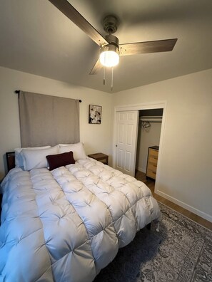 2 bedrooms, iron/ironing board, WiFi, bed sheets - 2-bedroom house in soothing Bakersfield with refreshing AC (Bakersfield)