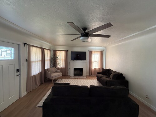 2-bedroom house in soothing Bakersfield with refreshing AC
