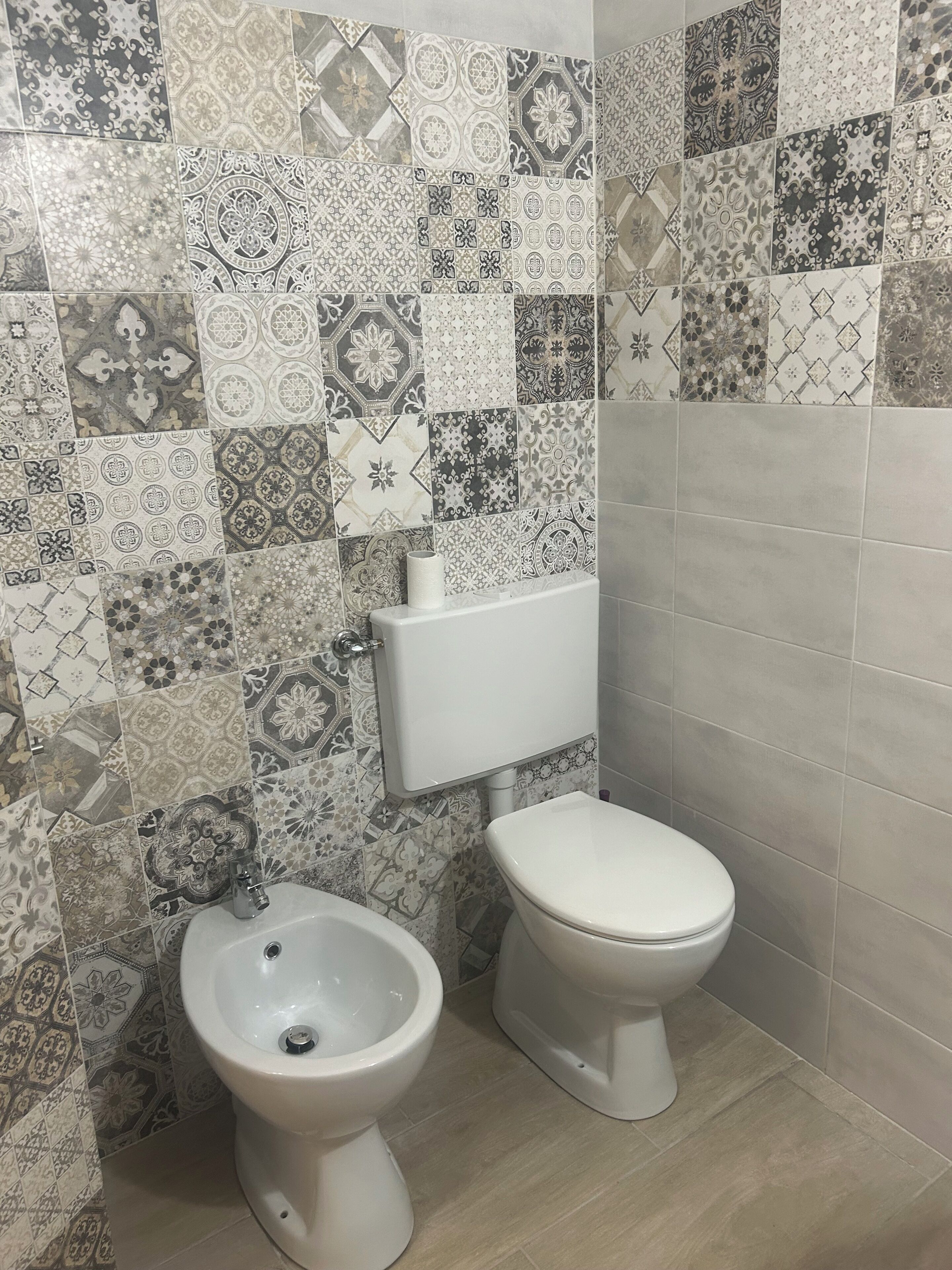 Douche, sèche-cheveux, bidet, serviettes fournies