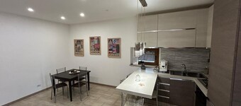 Completely renovated 1600 house in the center with indoor parking