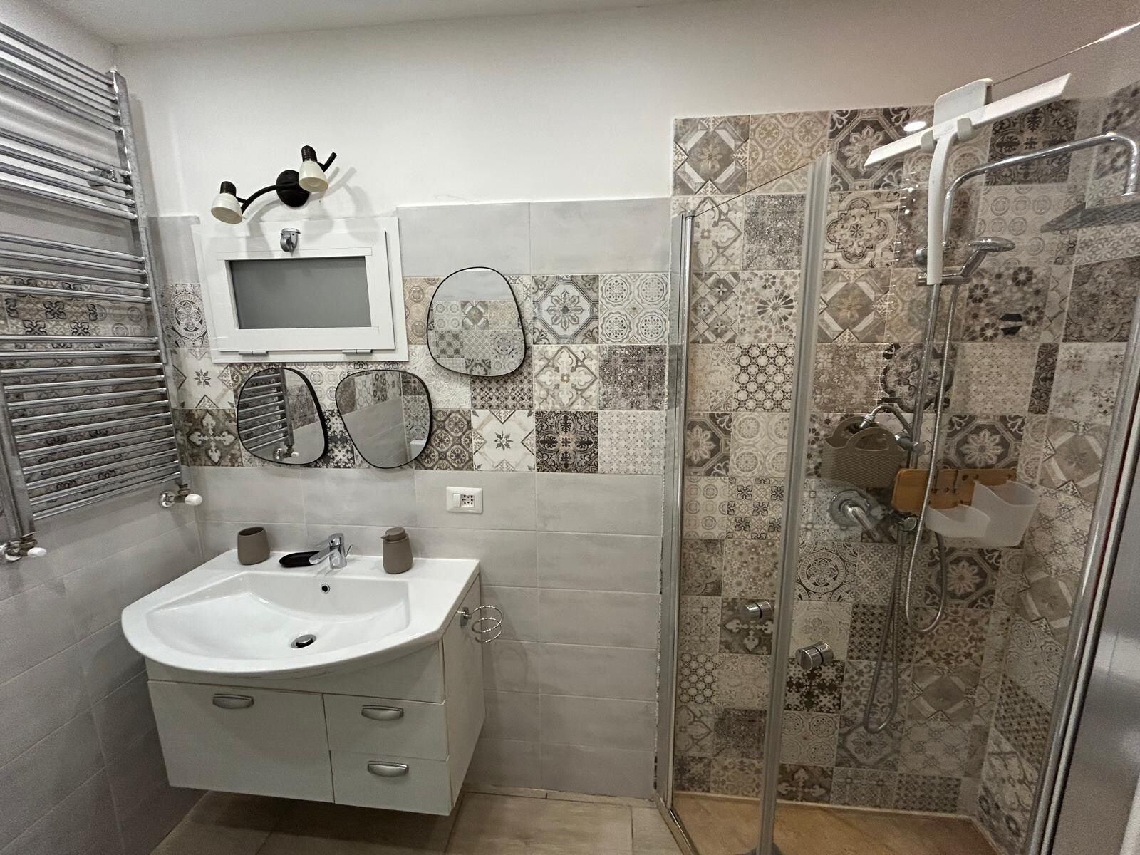 Douche, sèche-cheveux, bidet, serviettes fournies