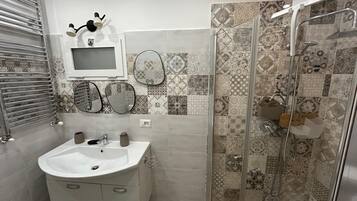 Douche, sĂšche-cheveux, bidet, serviettes fournies