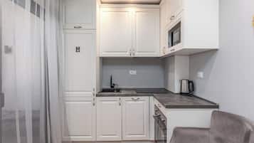 Apartament de luxe, balcó, vistes a la muntanya | Cuina privada | Frigorífic gran, microones, forn i placa de cuina