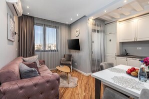 Luxury Apartment, Balcony, Mountain View | Living area