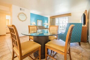 Dining - Cozy 1-bedroom apartment with AC in beautiful Palm Desert Breezes (Palm Desert)