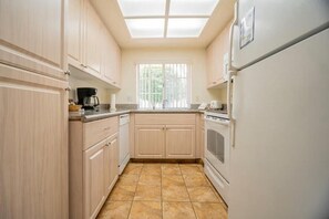 Private kitchen - Cozy 1-bedroom apartment with AC in serene Palm Desert Breezes (Palm Desert)