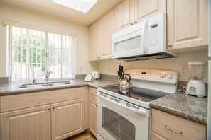 Private kitchen - Cozy 1-bedroom apartment in serene Palm Desert with AC Desert Breezes (Palm Desert)