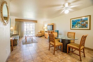 Living area - Cozy 1-bedroom apartment in serene Palm Desert with AC Desert Breezes (Palm Desert)