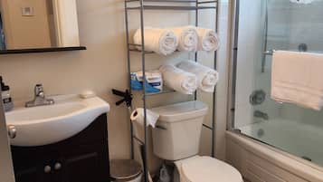 Secadora de cabello, toallas, jabón, papel de baño
