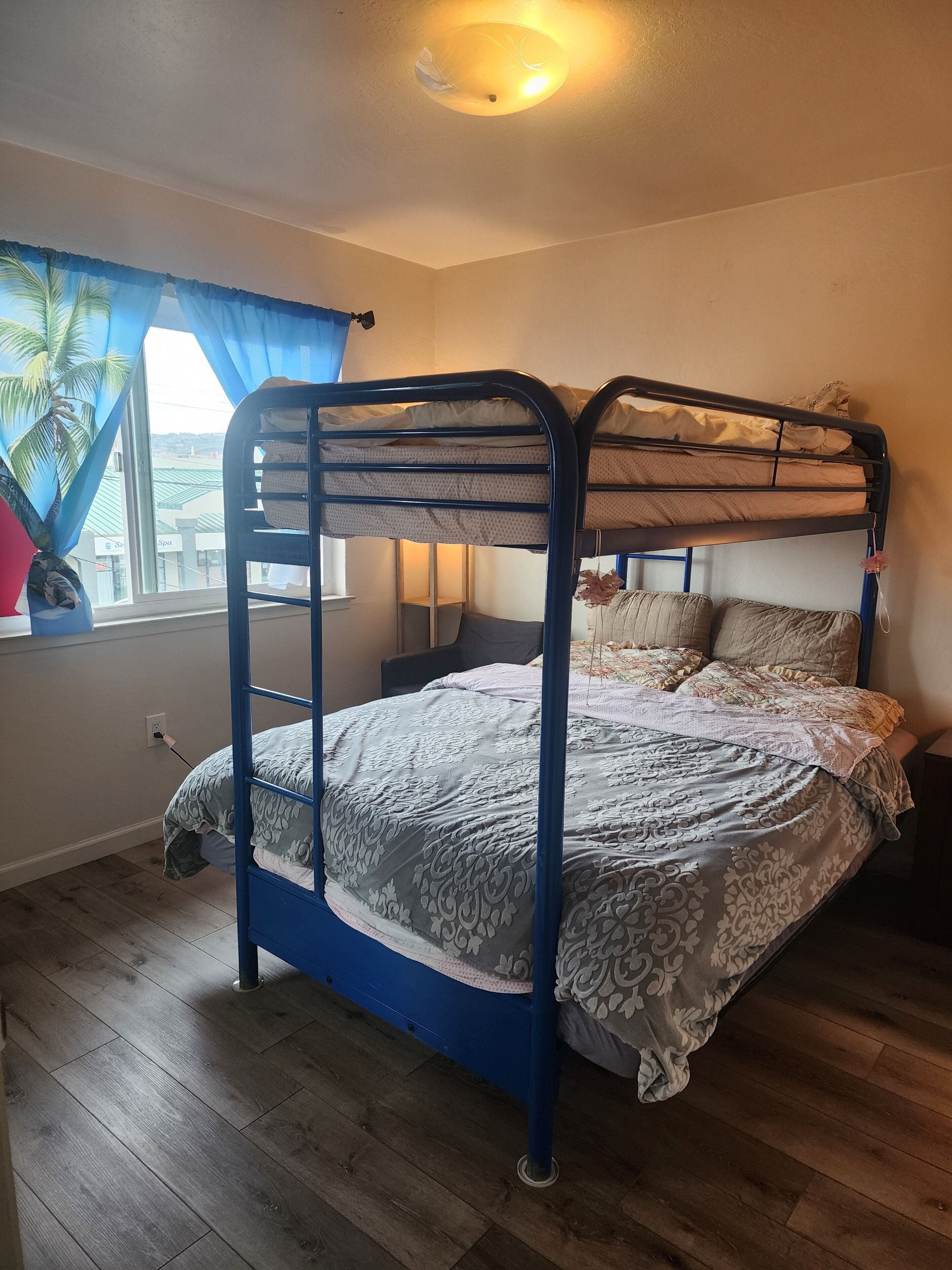 2 habitaciones, tabla de planchar con plancha, wifi y ropa de cama 