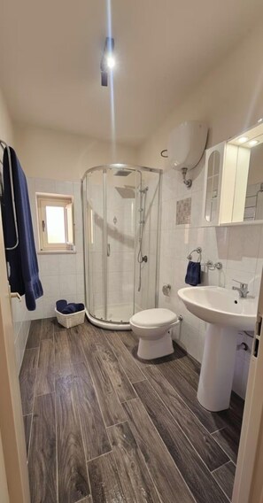 Douche, sèche-cheveux, serviettes fournies