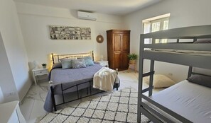 4 chambres, fer et planche à repasser, lit parapluie, Wi-Fi gratuit