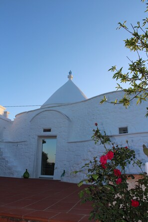 Exterior - Cozy medieval trullo for couples and families seeking tranquility. (OSTUNI)