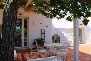 Outdoor dining - Cozy medieval trullo for couples and families seeking tranquility. (OSTUNI)