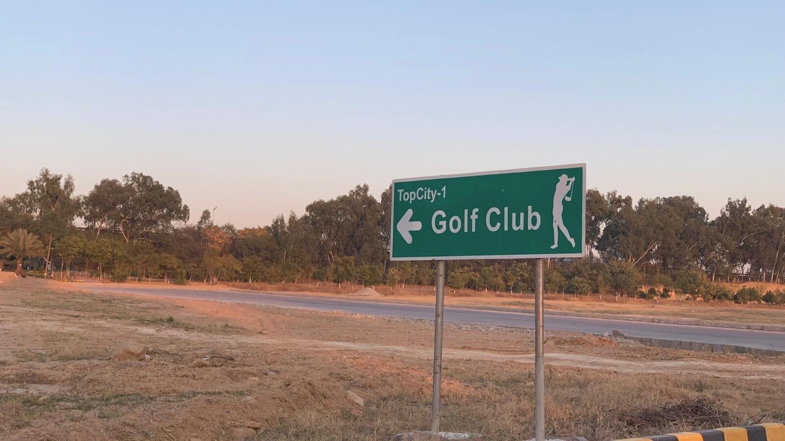 A directional sign for TopCity-1 Golf Club with a left-pointing arrow.