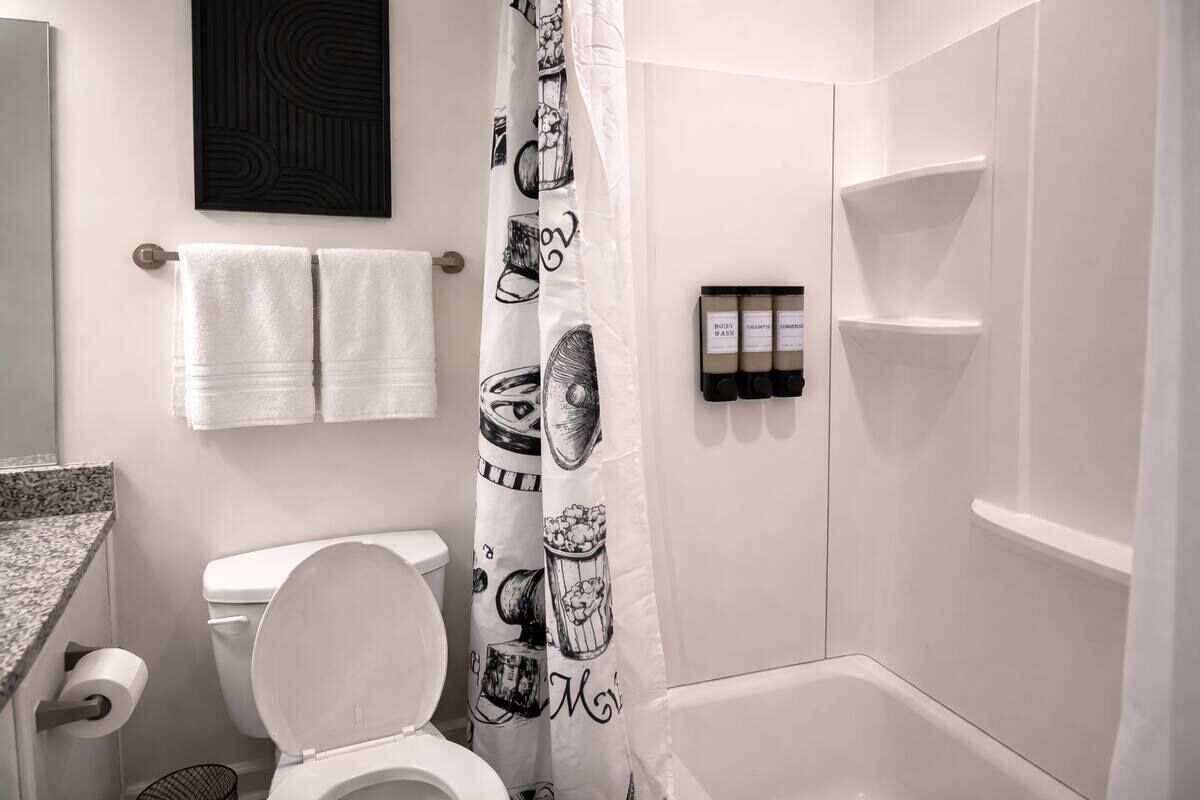 Séchoir à cheveux, bidet, serviettes fournies, savon