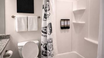 Séchoir à cheveux, bidet, serviettes fournies, savon