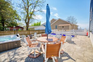 Outdoor dining - Experienced host's new VRBO: Bayside Blessings! (Lower Township)