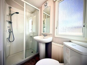 Bañera y ducha independientes, bañera profunda, secador de pelo, toallas