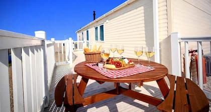 2 Bed - Sleeps 6 - Pets - Parking - Wifi