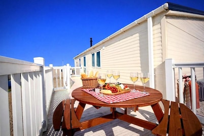 Sea Views 2 Bed - Sleeps 6 - Pets - Parking - Wifi