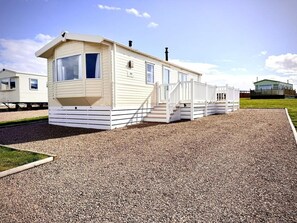 Exterior - Lodge Sleeps up to 6 With Parking for Several Vehicles (Banff)