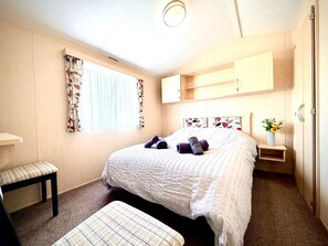 Room - Lodge Sleeps up to 6 With Parking for Several Vehicles (Banff)