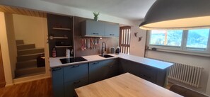 Un four, surface de cuisson, lave-vaisselle