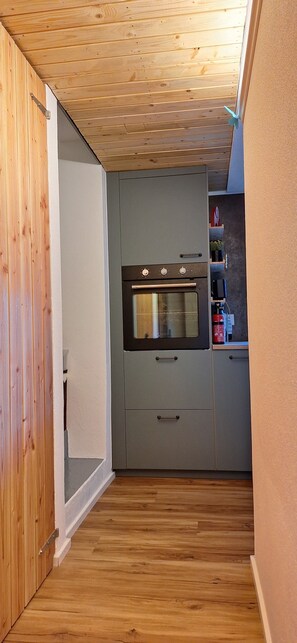 Un four, surface de cuisson, lave-vaisselle