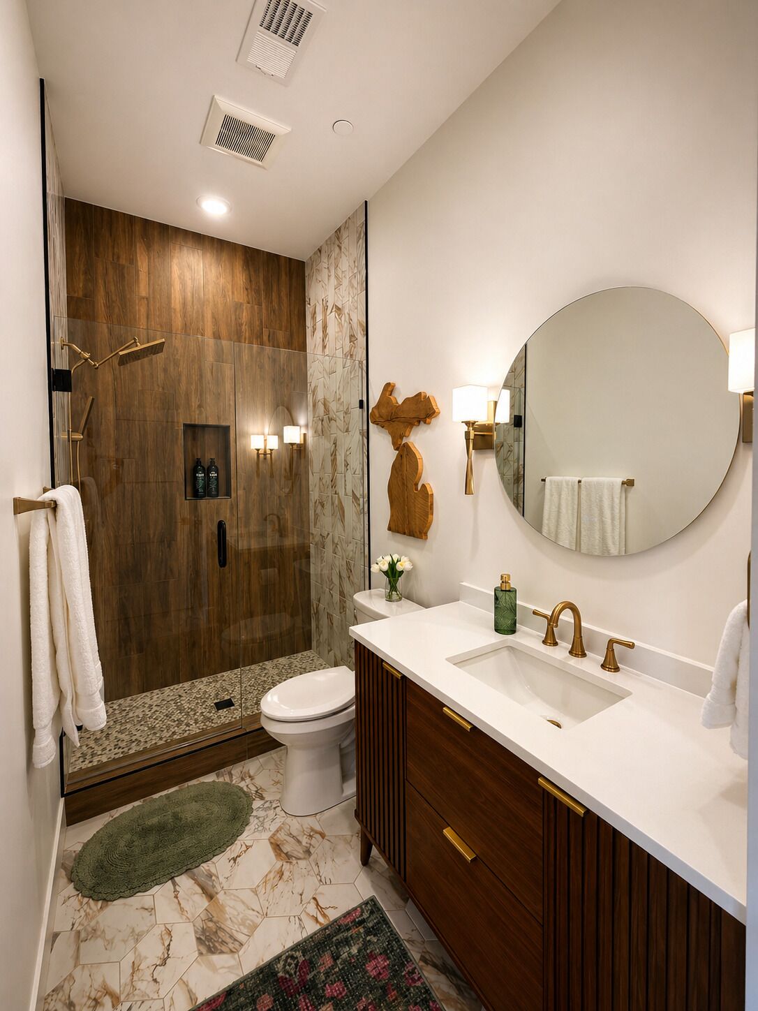 Une salle de bain moderne équipée d’une douche, de toilettes, d’un meuble-lavabo et d’un grand miroir.