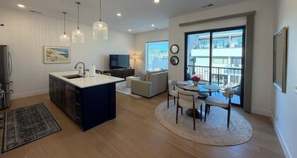 Grand Haven Retreat, Walk Downtown, New Luxury Top Floor Condo