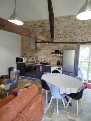 Coffee/tea maker, fridge, microwave, oven - L'Horloge Vacation Rental, ideal for families and located near the most beautiful sites in the Lot (Vayrac)