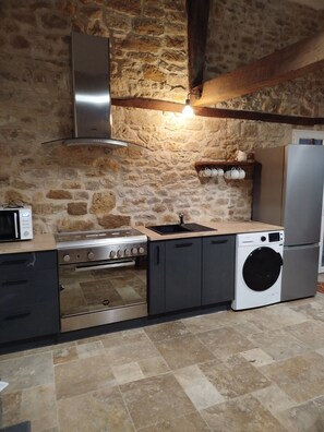 Coffee/tea maker, fridge, microwave, oven - L'Horloge Vacation Rental, ideal for families and located near the most beautiful sites in the Lot (Vayrac)