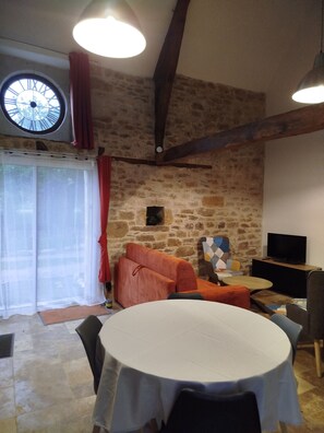 Smart TV, fireplace - L'Horloge Vacation Rental, ideal for families and located near the most beautiful sites in the Lot (Vayrac)