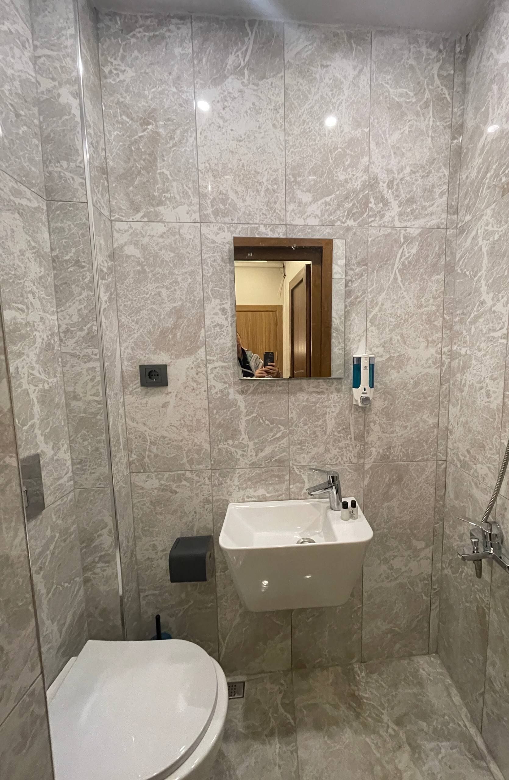 Doppelzimmer | Badezimmer | Dusche, Handtücher, Seife, Shampoo