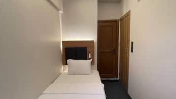 Single Room | Desk, laptop workspace, free WiFi