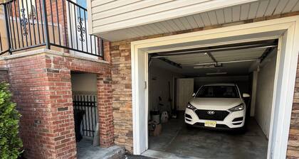 2-Level 2 bedroom, 2 1/2 bath condo near MetLife. Easy rideshare access