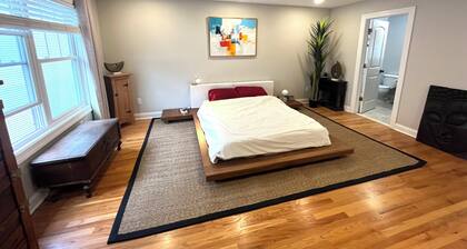 2-Level 2 bedroom, 2 1/2 bath condo near MetLife. Easy rideshare access