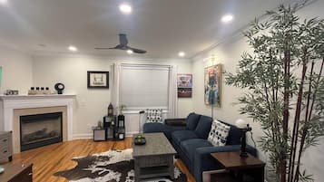 Smart TV, fireplace
