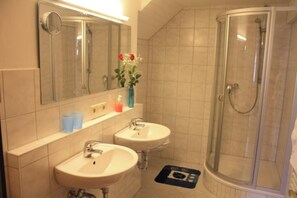 Haartrockner, Handtücher, Seife, Toilettenpapier