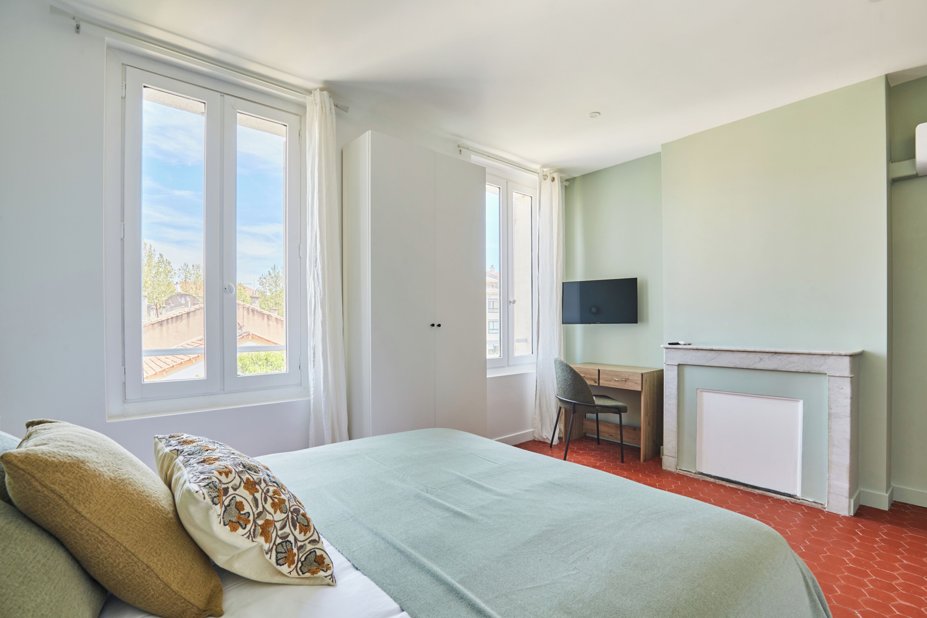 4 bedrooms, iron/ironing board, internet, bed sheets