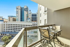 Outdoor dining - Cozy 1-br condo 1 block from beach with AC and balcony in marvelous Myrtle Beach (Myrtle Beach)