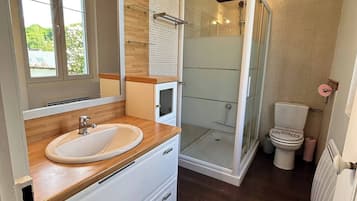 Douche, serviettes fournies, savon, papier toilette