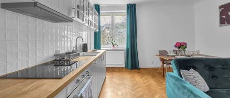 Fridge, oven, stovetop, dishwasher