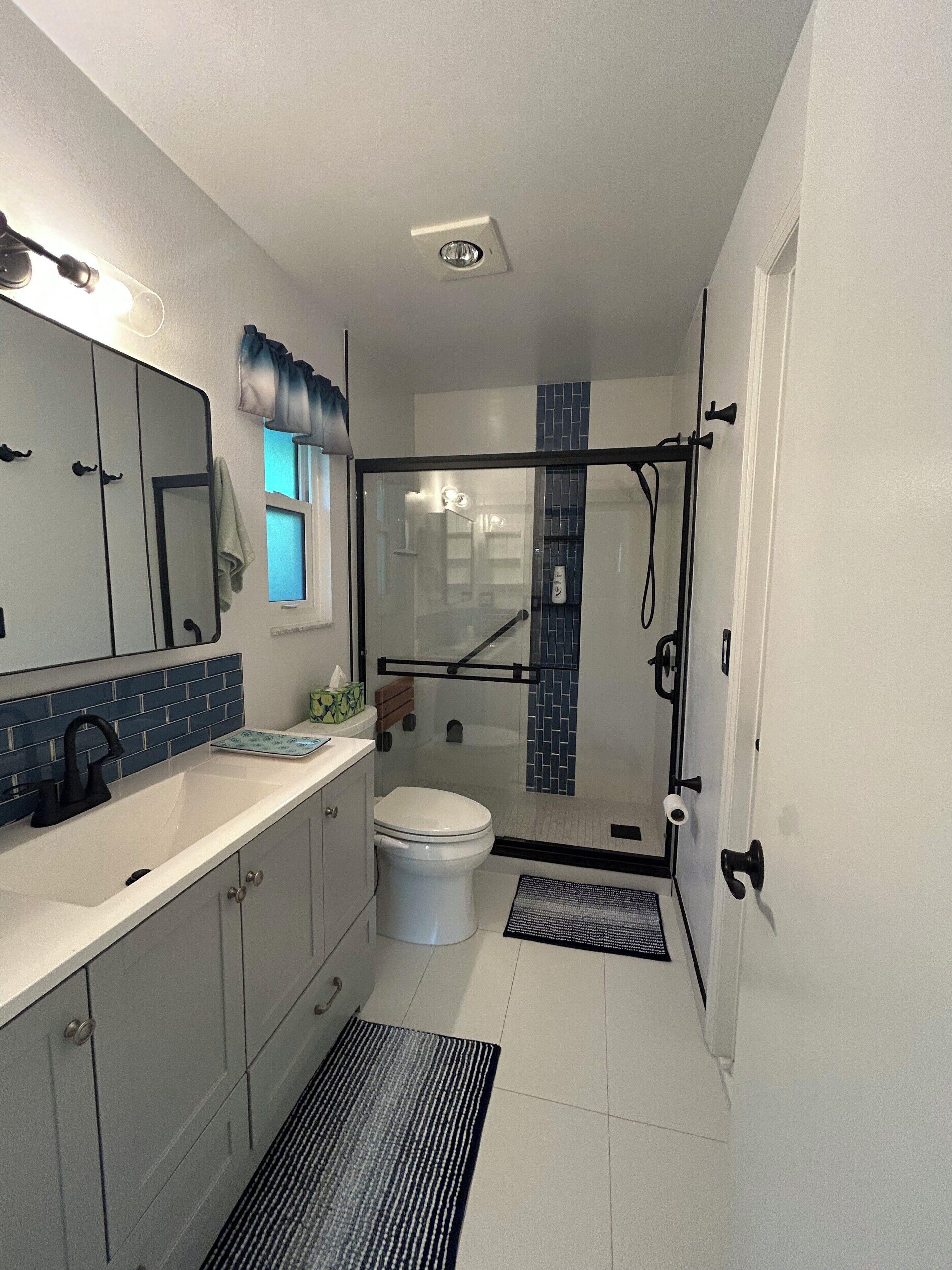 Douche, sèche-cheveux, bidet, serviettes fournies