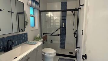 Doccia, asciugacapelli, bidet, asciugamani