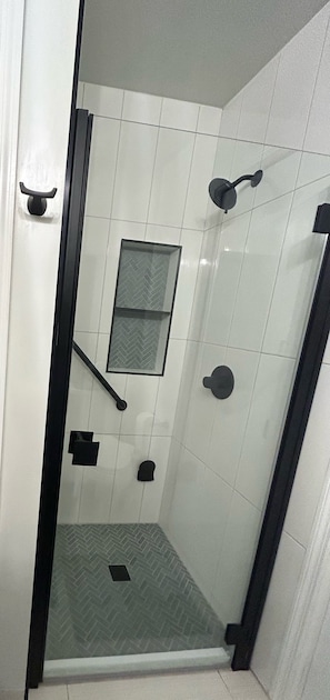 Dusche, Haartrockner, Bidet, Handtücher