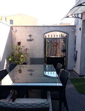 Outdoor dining - Architect-designed villa rated 4-star furnished tourist accommodation (Marseillan)