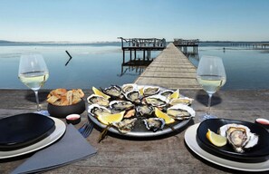 Outdoor dining - Architect-designed villa rated 4-star furnished tourist accommodation (Marseillan)